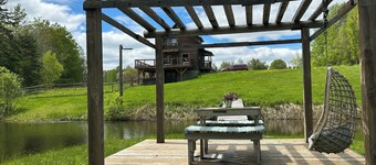 Cozy log home on 4 FULLY-FENCED acres with pond—perfect peaceful getaway 🐾