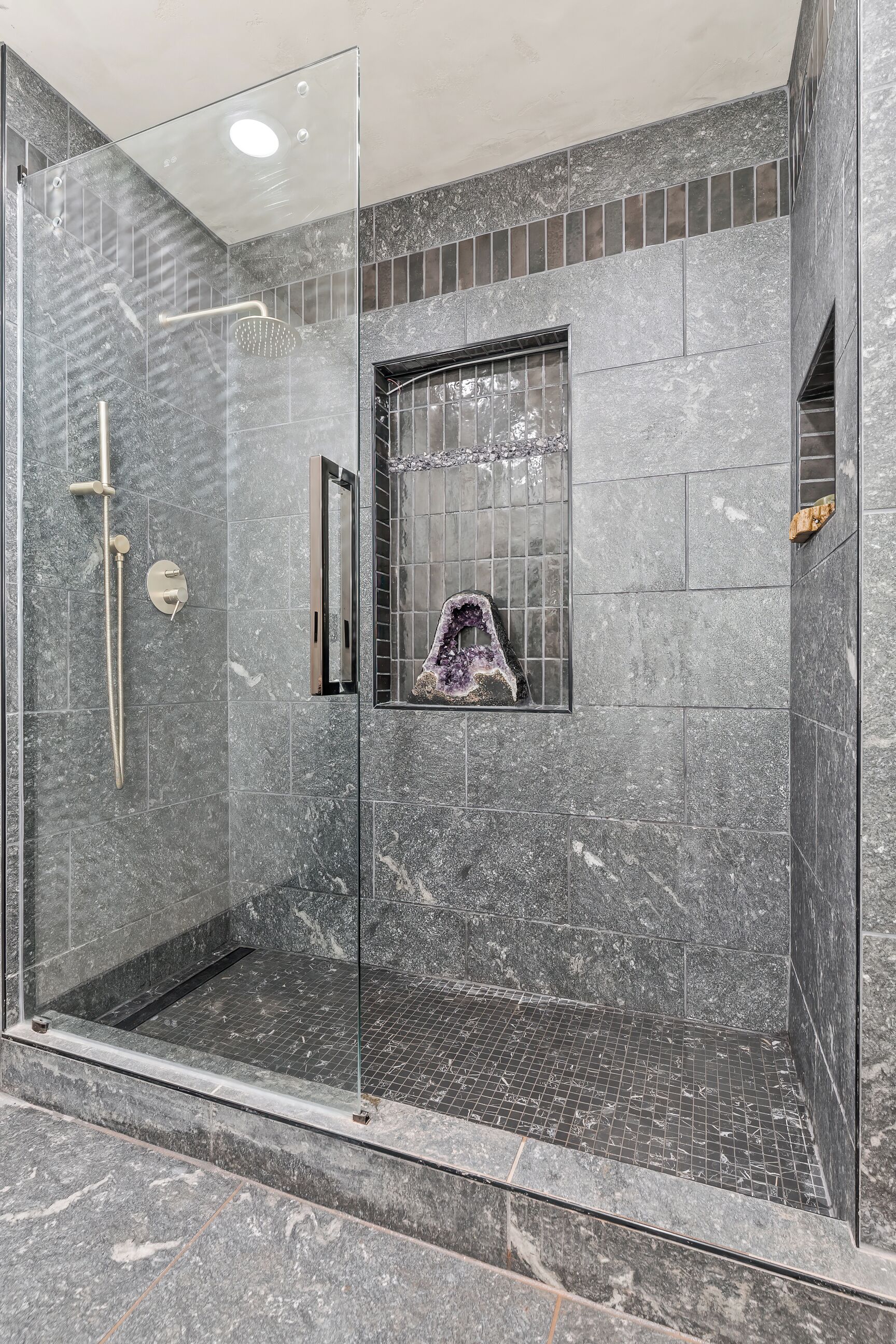 Habitación clásica, patio, vistas al jardín | Baño | Ducha, toallas, jabón y champú