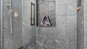 Habitación clásica, patio, vistas al jardín | Baño | Ducha, toallas, jabón y champú