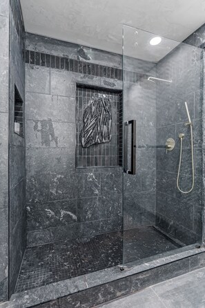 Kamar Klasik, patio, pemandangan halaman | Kamar mandi | Shower, handuk, sabun, dan sampo
