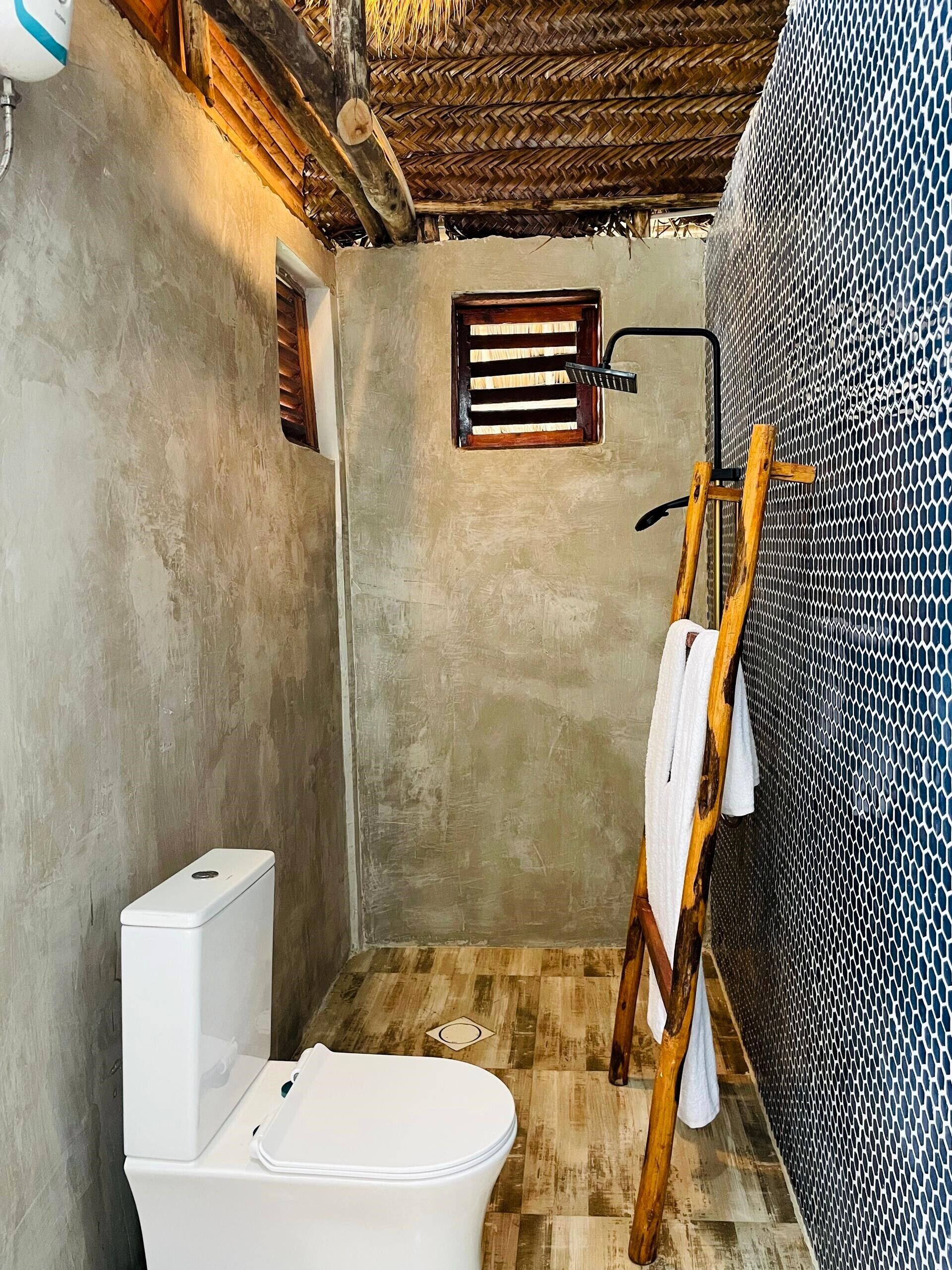 Douche, serviettes fournies, papier toilette