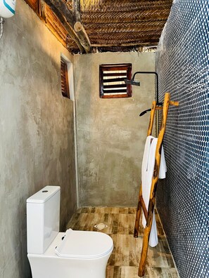 Regadera, toallas, papel de baño