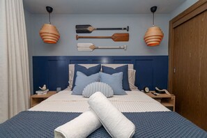 1 habitación, escritorio, tabla de planchar con plancha y cuna de viaje 