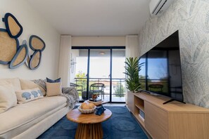 Smart TV - Chic Bayahibe 1BR Portofino Pool and BBQ Area (Bayahibe)
