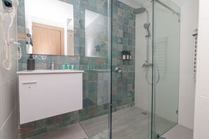 Shower, hair dryer, towels, soap - Chic Bayahibe 1BR Portofino Pool and BBQ Area (Bayahibe)