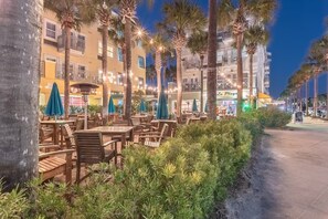 Outdoor dining - Blue Ivey 30A Close to the Beach (Santa Rosa Beach)