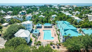 Ein Resort mit einem zentralen Schwimmbad, mehreren Gebäuden und Blick auf den Ozean.