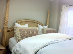 Room - Large 6 Bedroom Heritage Home in St. Catharines (St. Catharines)