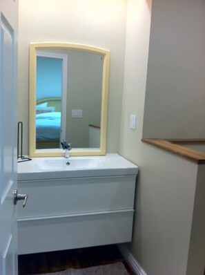 Bathroom - Large 6 Bedroom Heritage Home in St. Catharines (St. Catharines)