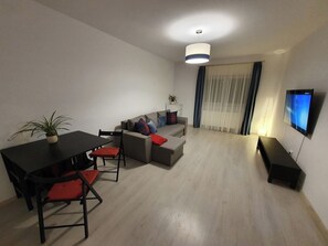 TV - Sunny and Cozy Apartment (Brașov)
