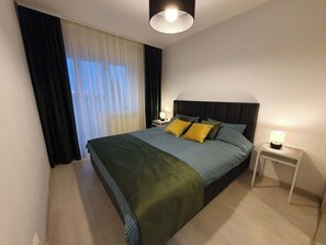 2 bedrooms, iron/ironing board, WiFi, bed sheets - Sunny and Cozy Apartment (Brașov)