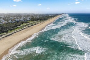 Beach - Coastal Noir Retreat - Pool, PF & Walk to Beach (Mooloolaba Region)