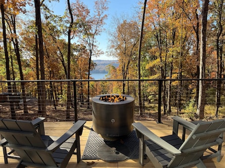 Property grounds. Luxury Mirror Cabin with Lake View - Storm