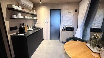 Kühlschrank, Mikrowelle, Toaster, Kochgeschirr/Geschirr/Besteck
