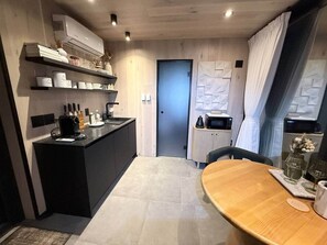 Fridge, microwave, toaster, cookware/dishes/utensils - Luxury Mirror Cabin with Lake View - Nature (Mountainburg)