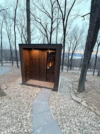 Property grounds. Luxury Mirror Cabin with Lake View - Nature