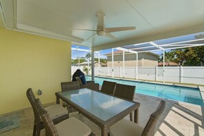 A heated pool - Family Beach Retreat | Heated Pool | Sleeps 8 | Near Beach (Bonita Springs)