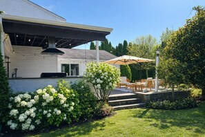 Terrace/patio - NEW, Resort-Style Home w/ Pool, Bar&Outdoor Kitchen (Bellport)
