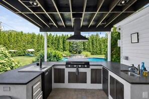 Private kitchen - NEW, Resort-Style Home w/ Pool, Bar&Outdoor Kitchen (Bellport)