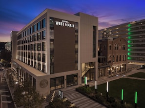 Un moderno edificio de hotel con un letrero llamativo que dice 'HOTEL WEST & MAIN'.