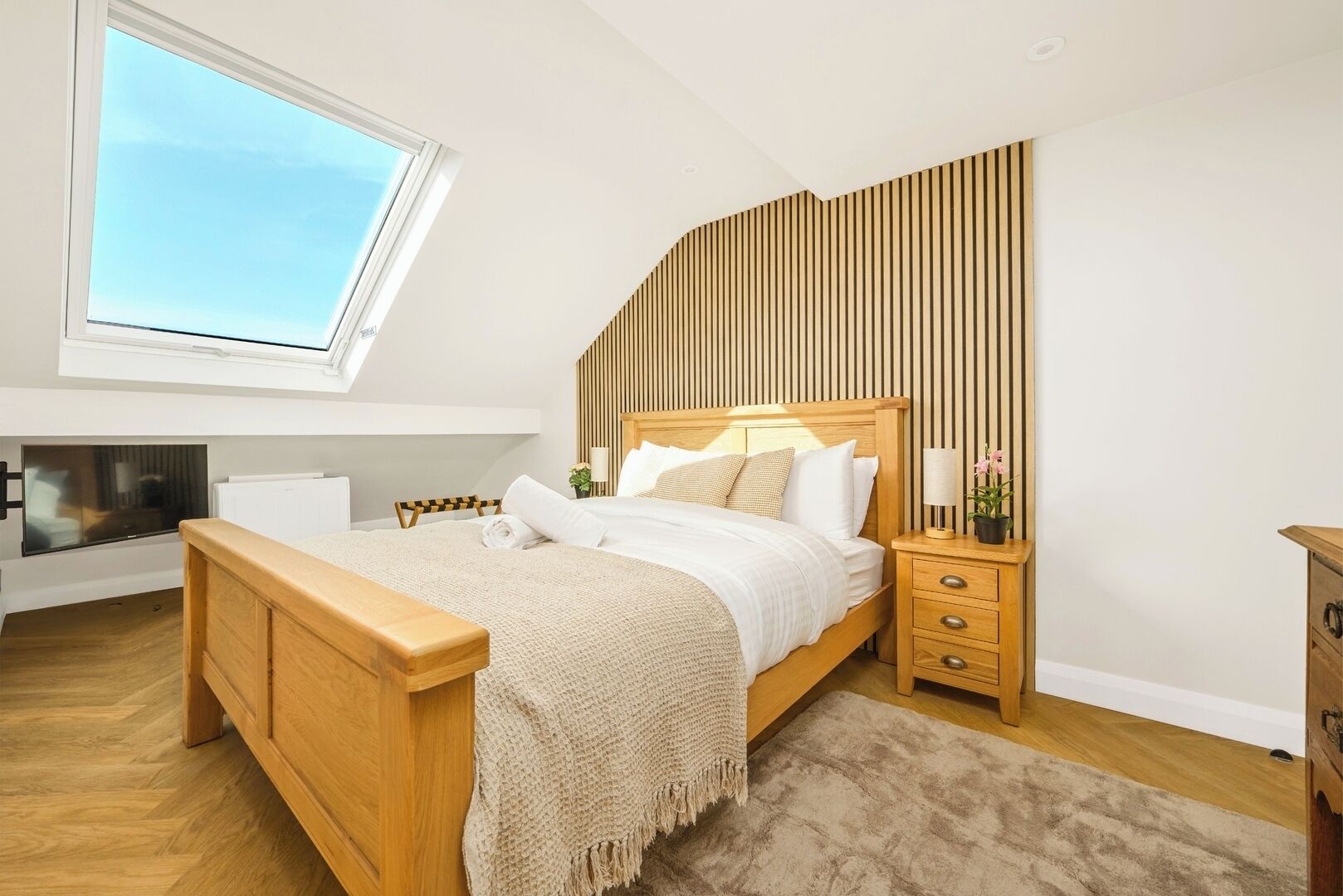 3 slaapkamers, een bureau, een strijkplank/strijkijzer, reisbedje