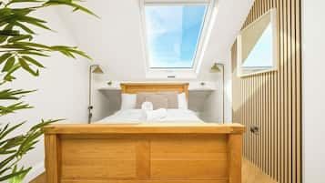 3 bedrooms, desk, iron/ironing board, travel crib