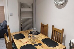 Dining - Dale combe,  3 Bedroom House 5 star  on air bnb (Middleton)