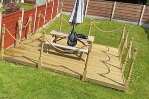 Outdoor dining - Dale combe,  3 Bedroom House 5 star  on air bnb (Middleton)