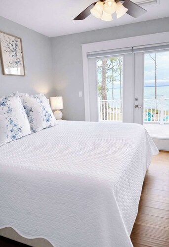 SGI Bay Breeze Bungalow | Dock, Fire Pit, Pets