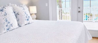 SGI Bay Breeze Bungalow | Dock, Fire Pit, Pets