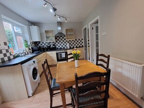 Fridge, microwave, oven, stovetop - 2 Bed Home - Parking, Wifi, Smart Tv (Nottingham)