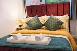 Iron/ironing board, WiFi, bed sheets - 2 Bed Home - Parking, Private Garden, Wifi (Derby)