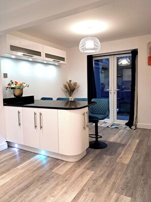 Interior - 2 Bed Home - Parking, Private Garden, Wifi (Derby)