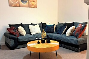 TV, fireplace - 2 Bed Home - Parking, Private Garden, Wifi (Derby)
