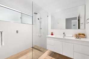 Hair dryer, towels - Luci`s Beach Retreat (Coolum Beach)