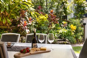 Outdoor dining - Luci`s Beach Retreat (Coolum Beach)