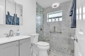 Douche, sèche-cheveux, serviettes fournies, savon