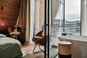 4 bedrooms, Internet - Family mountain retreat with jacuzzi, sauna, playground, and stunning forest views. (Sunger)