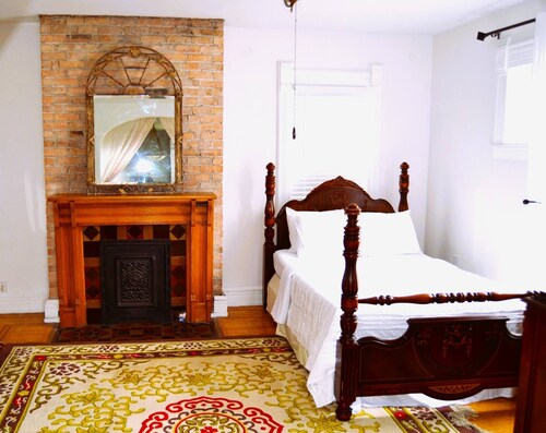 Historic Legg House Inn