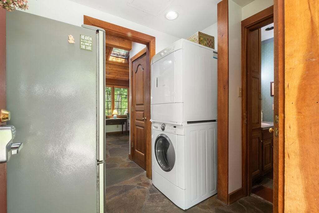 Un espace buanderie équipé d’un lave-linge et d’un sèche-linge superposé.