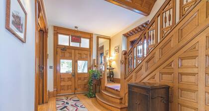 Blue House Retreat – River Views & Walk to Broadway