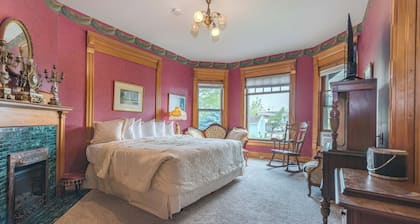 Spacious Downtown Home • Pool • Walk to River & Attractions