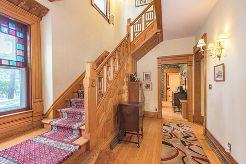 Spacious Downtown Home • Pool • Walk to River & Attractions