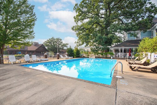 Spacious Downtown Home • Pool • Walk to River & Attractions