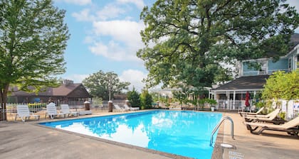 Spacious Downtown Home • Pool • Walk to River & Attractions