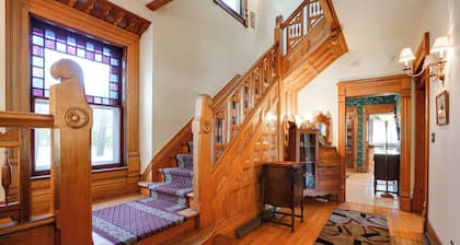 Spacious Downtown Home • Pool • Walk to River & Attractions