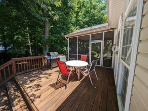 Outdoor dining - 4 bedroom vacation rental house with pool access near Bethany Beach, Delaware - dog friendly! (Ocean View)