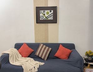 Living area - Mckinley City Central Stay Apartments (Taguig)