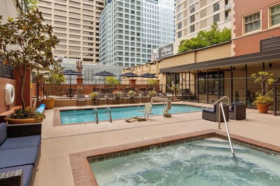 FIFA World Cup Basecamp Seattle! Hotel suite sleeps 4, just minutes from stadium