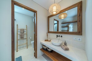 Familienvilla, Poolblick | Badezimmer | Dusche, Haartrockner, Handtücher, Seife